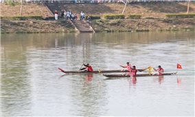 Gay cấn màn tranh tài của các tay chèo tại giải đua thuyền độc mộc trên sông Đăk Bla
