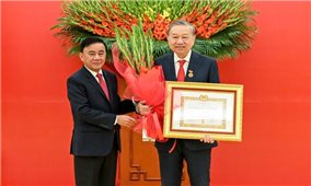 Trao Huy hiệu 45 năm tuổi đảng tặng đồng chí Tổng Bí thư Tô Lâm