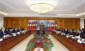 Chủ tịch Quốc hội Trần Thanh Mẫn hội kiến Chủ tịch Quốc hội Lào Saysomphone Phomvihane