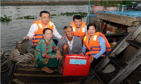 Tiểu thương chợ nổi Cái Răng được tặng quà Tết