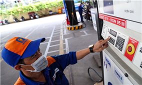 Giá xăng tăng sốc, RON95 vượt 29.000 đồng/lít: Phải “xả” Quỹ Bình ổn để kìm đà leo thang
