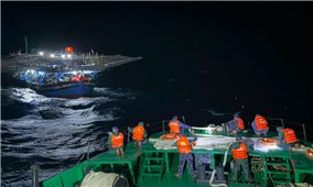 Tàu cá với 36 ngư dân gặp nạn vừa được cứu hộ an toàn