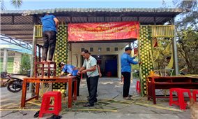 Mộc mạc cổng chào kết bằng lá dừa đón ngày bầu cử tại An Giang