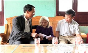 Lãnh đạo xã vùng cao đến tận nhà thăm hỏi, phát phiếu cử tri cho Mẹ Việt Nam Anh hùng
