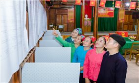 Cử tri Tuyên Quang rực rỡ trong trang phục truyền thống đi bỏ phiếu