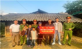 Trao sổ tiết kiệm cho 4 bà cháu có hoàn cảnh đặc biệt khó khăn ở xã Mù Cang Chải