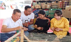 Các gian hàng đặc sản, ẩm thực, trải nghiệm hút khách đến hội chợ Đắk Lắk