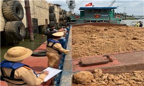 Phát hiện tàu chở 700 m3 đất không chứng từ trên sông Hồng