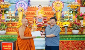 Thứ trưởng Y Thông thăm, chúc Tết Chôl Chnăm Thmây đồng bào Khmer tại Cà Mau