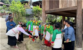 Nậm Nhùn (Lai Châu): Hỗ trợ trang phục, đạo cụ, góp phần thúc đẩy hoạt động văn hóa văn nghệ dân gian