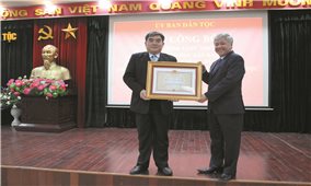 Thứ trưởng, Phó Chủ nhiệm Ủy ban Dân tộc Hà Hùng nhận Huân chương Độc lập hạng Nhì và Quyết định nghỉ hưu