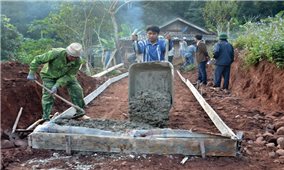 Xây dựng nông thôn mới ở Điện Biên: “Người leo núi vác tảng đá nặng”