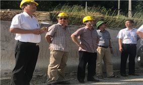 Ông Ngô Sơn Hải - Phó Tổng Giám đốc Tập đoàn Điện lực Việt Nam kiểm tra công tác ứng cứu phòng chống ảnh hưởng cơn bão số 6 tại Quảng Ninh