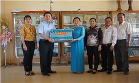 Ủy ban Dân tộc: Thăm tặng quà Trường Phổ thông dân tộc nội trú Vĩnh Long