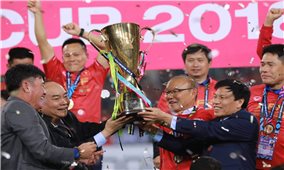 Thủ tướng Nguyễn Xuân Phúc trao cúp vô địch cho Đội tuyển Việt Nam