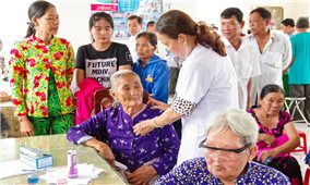 Khám bệnh cấp thuốc miễn phí cho người nghèo ở huyện đảo Cù Lao Dung