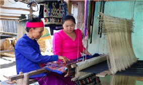 Phụ nữ bản Pa Xa Lào: Bảo tồn nghề dệt truyền thống