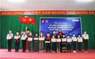 Đắk Lắk: 120 học sinh DTTS được nhận học bổng Vừ A Dính