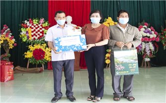 Đoàn công tác Vụ Địa phương II thăm tặng quà Tết tại Bình Định
