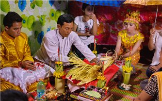 Lễ cưới cổ truyền của người Khmer- Tái hiện một không gian cổ tích: Nghi thức cắt hoa cau và 