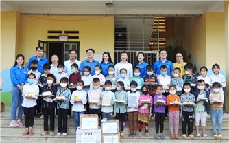 Chi đoàn Thanh niên Báo Dân tộc và Phát triển tặng quà học sinh DTTS huyện Bát Xát