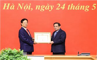 Trao tặng Huy hiệu 55 năm tuổi Đảng cho nguyên Thủ tướng Nguyễn Tấn Dũng