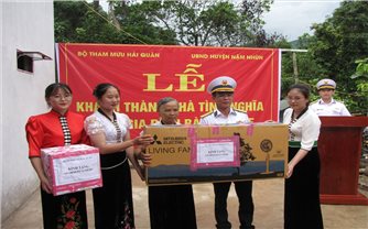 Lai Châu: Bộ Tham mưu Quân chủng Hải quân trao tặng Nhà tình nghĩa cho gia đình chính sách