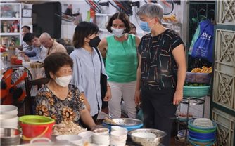 Ngoại trưởng Australia ghé thăm Việt Nam và thưởng thức phở gà