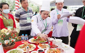 Thực hiện 200 món ăn từ khóm và cá thát lát -2 đặc sản của tỉnh Hậu Giang