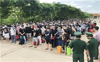 Kiên Giang: Bộ Chỉ huy Bộ đội Biên phòng tỉnh tiếp nhận hàng trăm công dân Việt Nam trở về Campuchia về nước