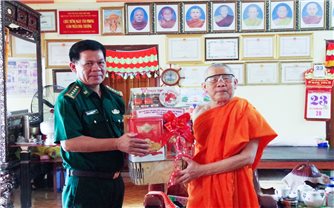 Bộ đội Biên phòng Sóc Trăng tặng quà cho các hộ gia đình Khmer nhân dịp Lễ Sen Dolta năm 2022