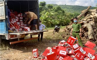 Lào Cai: Tiêu hủy hơn 65.000 sản phẩm bánh kẹo các loại không rõ nguồn gốc