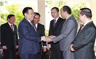 Chủ tịch Quốc hội Vương Đình Huệ gặp cộng đồng người Việt Nam tại Campuchia