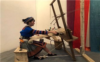 Trình diễn nghệ thuật dệt truyền thống của 3 dân tộc Mông, Thái, Mạ
