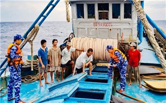 Cảnh sát Biển phát hiện, bắt tàu cá vận chuyển 150.000 lít dầu DO không rõ nguồn gốc