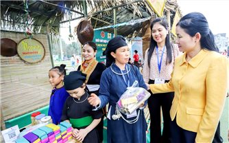 Tham quan các mô hình kinh tế của hội viên phụ nữ vùng DTTS