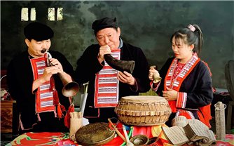 Người sở hữu bộ nhạc cụ gia truyền ở Thuốc Hạ