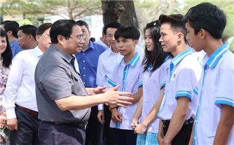 Thủ tướng thăm Làng trẻ em SOS Nha Trang và các em mồ côi do đại dịch COVID-19