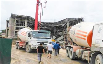 Quảng Bình: Sập phần sảnh công trường xây dựng Trung tâm văn hóa huyện, 2 công nhân bị thương