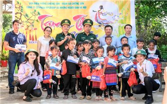 Mang Trung thu đến với các em học sinh DTTS khu vực biên giới Chiềng Sơn