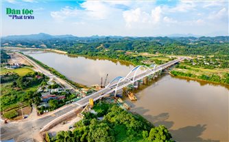 Toàn cảnh cây cầu thứ 8 bắc qua sông Hồng tại Yên Bái