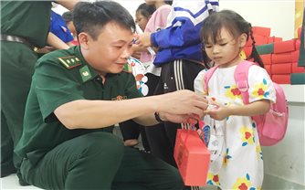 Đắk Lắk: Gần 700 suất quà Trung thu tặng các cháu thiếu nhi khu vực biên giới