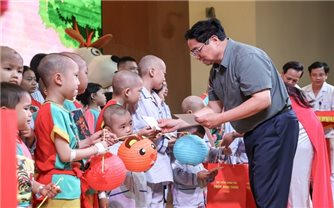 Thủ tướng động viên, chung vui Tết Trung thu với các bệnh nhi tại Viện Huyết học - Truyền máu Trung ương