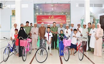 Công an tỉnh An Giang tặng xe đạp cho các em học sinh đồng bào dân tộc Chăm có hoàn cảnh khó khăn