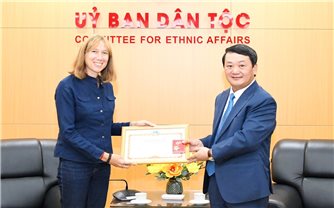 Bộ trưởng, Chủ nhiệm Ủy ban Dân tộc Hầu A Lềnh trao tặng Kỷ niệm chương cho bà Stefania Dina