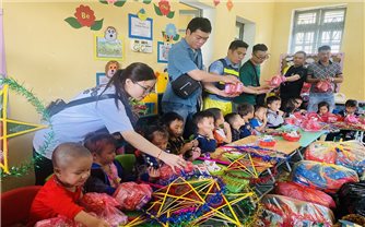 Mang trung thu đến với trẻ em vùng cao huyện Mù Căng Chải