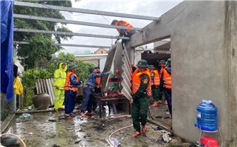 Dông lốc tại Huế khiến nhiều ngôi nhà bị tốc mái, 6 người bị thương