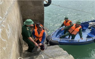 Đồn Biên phòng Đảo Trần cứu hộ thành công 3 ngư dân bị đắm tàu
