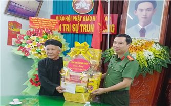 An Giang: Công an tỉnh thăm, chúc mừng Ban Trị sự Trung ương Giáo hội Phật giáo Hòa Hảo