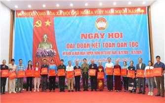 Bộ trưởng Bộ Công an dự ngày hội Đại đoàn kết toàn dân tại xã Bản Phiệt